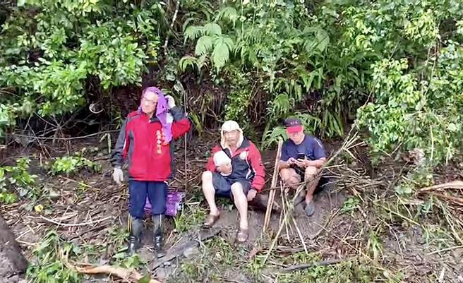 3名男子4日下午4時許行經投83線4公里處遇土石流，慘遭土石流擠壓滑落邊坡，受困2天獲救。（仁愛鄉公所提供／楊靜茹南投傳真）