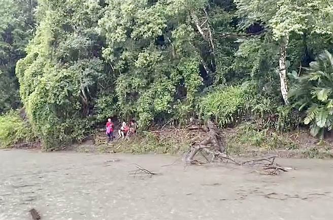 搜救人員從碧湖駕船到投83線附近，接駁受困2天的民眾。（仁愛鄉公所提供／楊靜茹南投傳真）