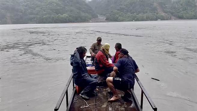投83線受困2天民眾搭船脫困獲救，搜救人員帶他們飽食一頓並梳洗休息。（仁愛鄉公所提供／楊靜茹南投傳真）