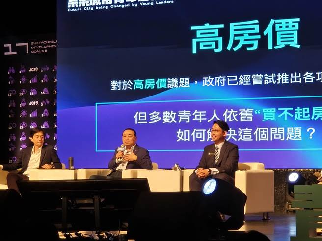 国民党总统候选人侯友宜（中）今天到桃园座谈，分享对台湾未来规画。（赖佑维摄）