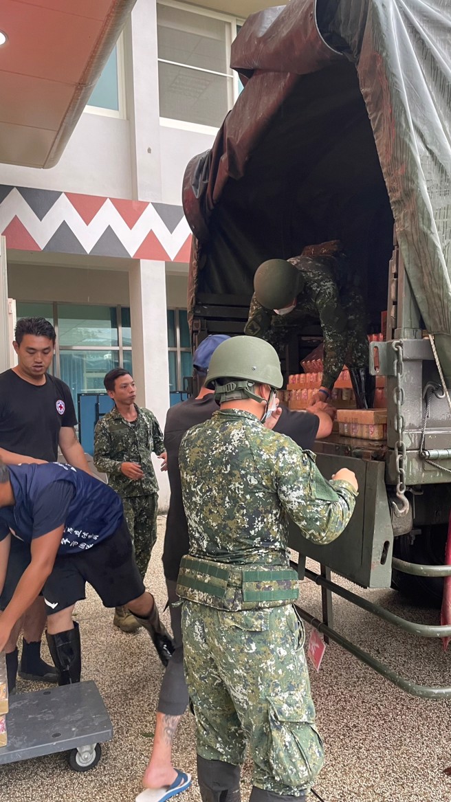 陆军十军团今日挺进到仁爱乡公所，以雾社为据点投入救灾与物资运送补给。（翻摄画面）