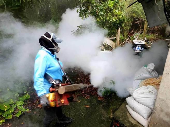 疾病管制署統計，截至今天（5）累計1031例本土登革熱病例。圖為嘉義縣出現首起本土案例，針對確診者住家及公司半徑100公尺進行化學噴藥等防治工作。（嘉義縣衛生局提供）