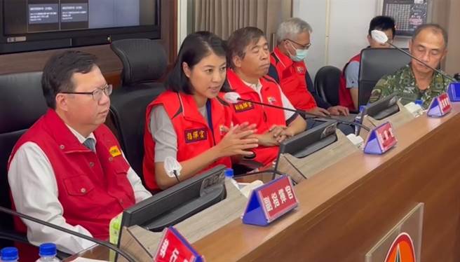 行政院副院長鄭文燦到南投縣災害應變中心視察，南投縣長許淑華進行災情簡報。（南投縣政府提供／楊靜茹南投傳真）