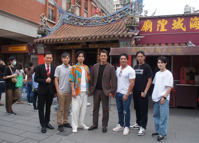 应朗丰（左起）、吴昆达、黑羽麻璃央、本宫泰风、梦多、艾瑞克、木村正太接受媒体探班。（希望影视提供）