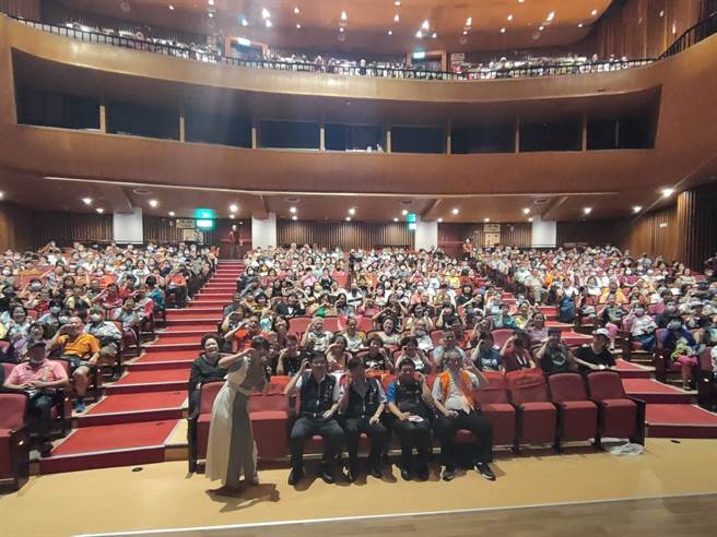 为了感谢在社会辛劳付出的志工，旺旺文教基金会展开系列公益演唱会，第7场让奉献成为一种荣耀」公益演唱会5日在台中市葫芦墩文化中心登场。（潘虹恩摄）