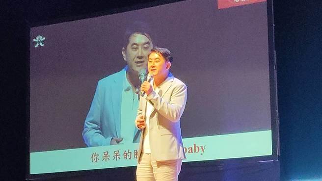 「让奉献成为一种荣耀」公益演唱会5日在台中市葫芦墩文化中心登场，由旺旺孝亲奖社会组金奖的庄立帆带来〈老宝贝〉一曲揭开序幕。（潘虹恩摄）