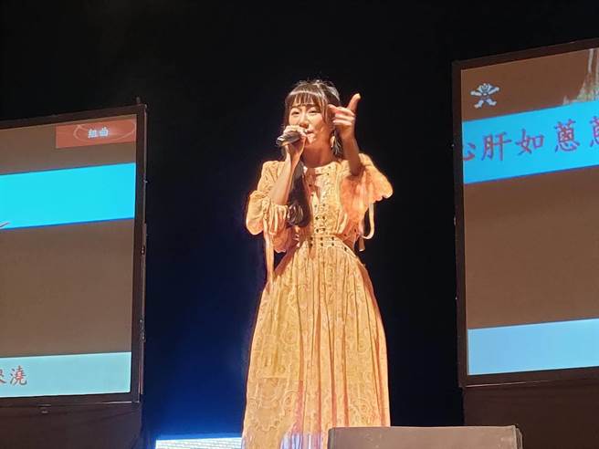 王茉聿带来〈舞女〉＋〈含泪跳恰恰〉＋〈追追追〉台语组曲等歌，嗨翻现场。（潘虹恩摄）
