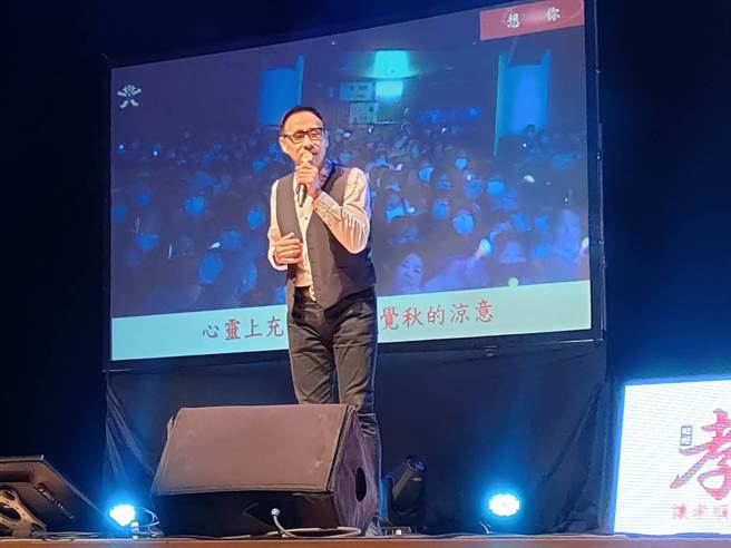 王瑞瑜带来脍炙人口的〈爱你一万年〉等歌曲，现场志工一同高歌。（潘虹恩摄）