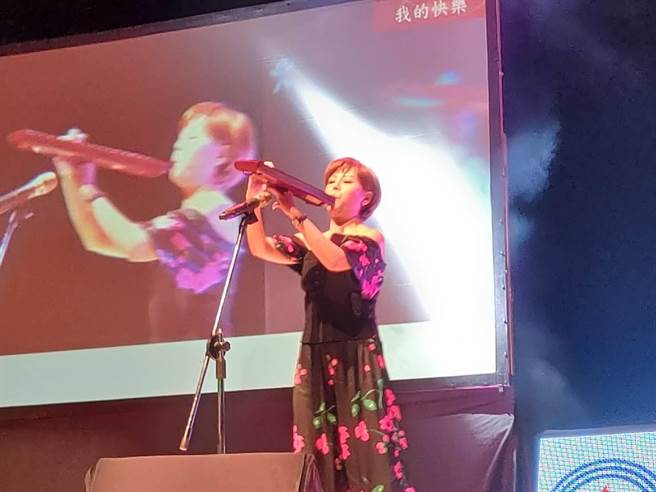 锦雯带来〈DI DA DI〉等歌曲，深受志工们喜爱。（潘虹恩摄）