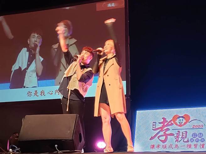 彭正（左）与郭婷筠（右）夫妻檔甜蜜合唱〈满足〉、〈姻缘天注定〉等歌曲。（潘虹恩摄）