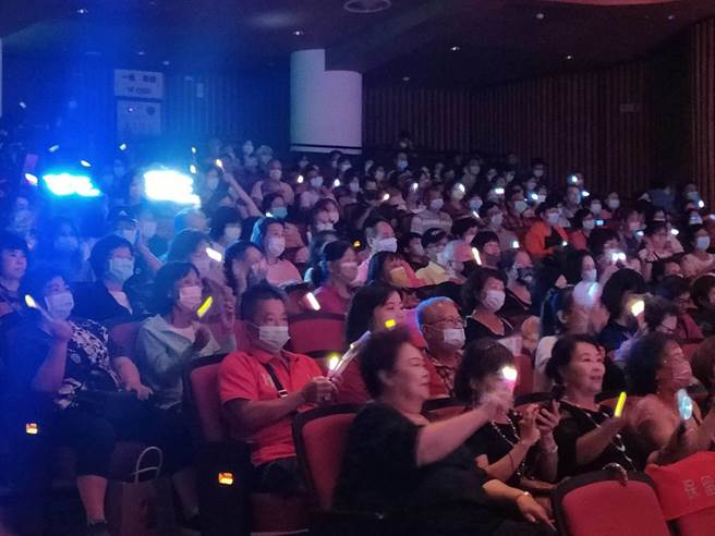 「让奉献成为一种荣耀」公益演唱会5日在台中市葫芦墩文化中心登场，现场志工陶醉在精彩的音乐飨宴中。（潘虹恩摄）