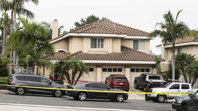 美国南加州高级社区安那罕山民宅传出枪响，警方4日拉起封锁线。（美联社）