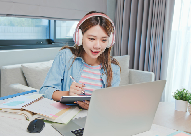 雙魚、牡羊及射手喜歡學習，容易成為學霸，更是同儕的崇拜對象。(示意圖/達志影像)