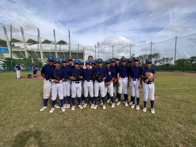 統一獅胡智爲抽空到亞太棒球場為U12中華隊加油打氣。（中華棒協提供）