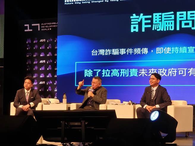 民眾黨總統參選人柯文哲（中）以低薪問題為題，指產業升級失敗，認為創新是台灣唯一的出路。對於高房價，他提出社會住宅、稅則、補助來改善。（賴佑維攝）