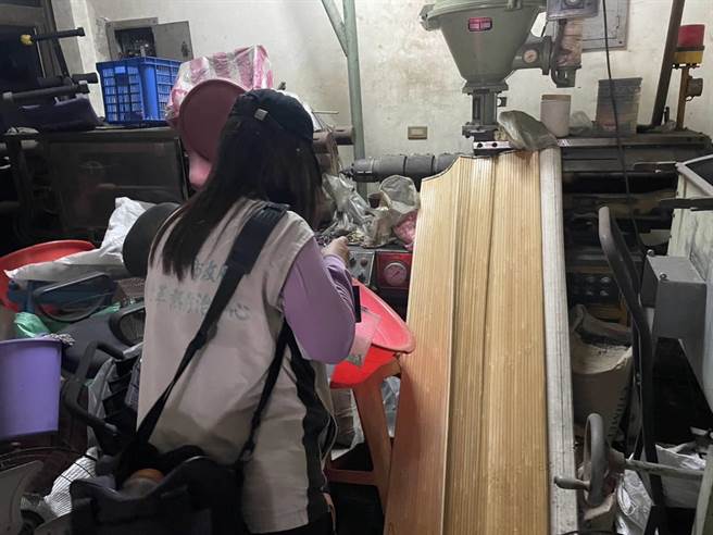 台南登革热疫情发生至今，稽查人员持续揪出被民眾忽略的孳生源。(台南市卫生局提供／曹婷婷台南传真)