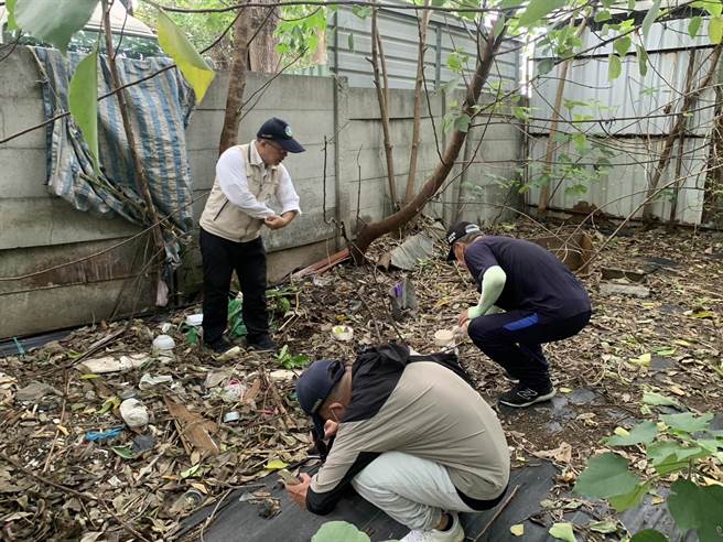 环保局今天也派员加强孳生源清除。(台南市环保局提供／曹婷婷台南传真)