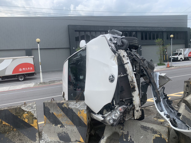 一部自小客车沿大同路一段往台北方向直行，因不明原因自撞分隔岛，碰撞后车辆翻覆，驾驶人未依规定处置逃逸。（图／警方提供）