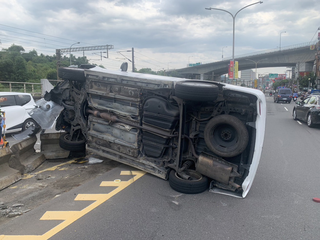 一部自小客车沿大同路一段往台北方向直行，因不明原因自撞分隔岛，碰撞后车辆翻覆，驾驶人未依规定处置逃逸。（图／警方提供）