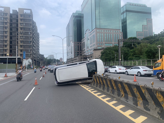一部自小客车沿大同路一段往台北方向直行，因不明原因自撞分隔岛，碰撞后车辆翻覆，驾驶人未依规定处置逃逸。（图／警方提供）