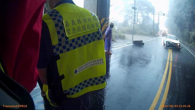 1辆白色自小客行经台18线70.2公里处，因起大雾又下雨，未发现前方路面有一颗大落石，闪避不及迎头撞上。（嘉义县消防局提供∕吕妍庭嘉义传真）