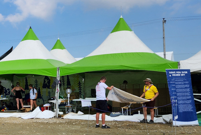 世界童軍大露營本月在南韓登場遇上罕見高溫，英國、美國、新加坡均已宣布提前拔營。英國代表團志工5日留在營地拆卸營帳。（圖／路透）