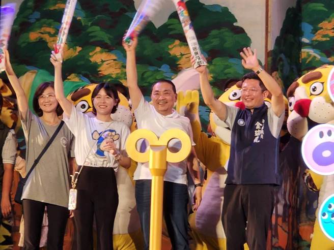 侯友宜與紙風車劇團一起啟動摩天輪，象徵怪獸樂園正式開園。（新北市文化局提供）