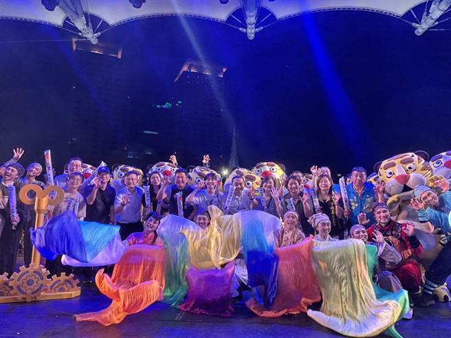 侯友宜與紙風車劇團一起啟動摩天輪，象徵怪獸樂園正式開園。（新北市文化局提供）