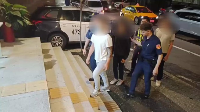 警方询后陈嫌依妨害自由、强制罪嫌移送士林地检署侦办，赖嫌、邱嫌及王嫌等3人一併函送侦办。（翻摄画面）