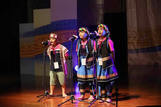 重對唱組登場本屆年紀最小的參賽者，由年僅七歲的姊弟檔共同上臺一起歌唱。(黃敬文翻攝)