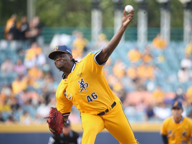 中信兄弟德保拉連2場先發都失5分，上次奪勝投已是45天前。（杜宜諳攝）