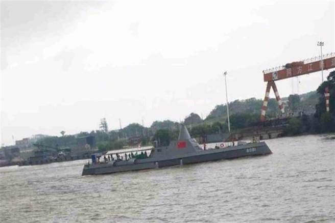 江西九江市的長江中測試的新式艦艇可能是無人艦艇，外型與美軍朱瓦特級戰艦神似，但體型小了許多。（圖／微信@南海的浪濤）