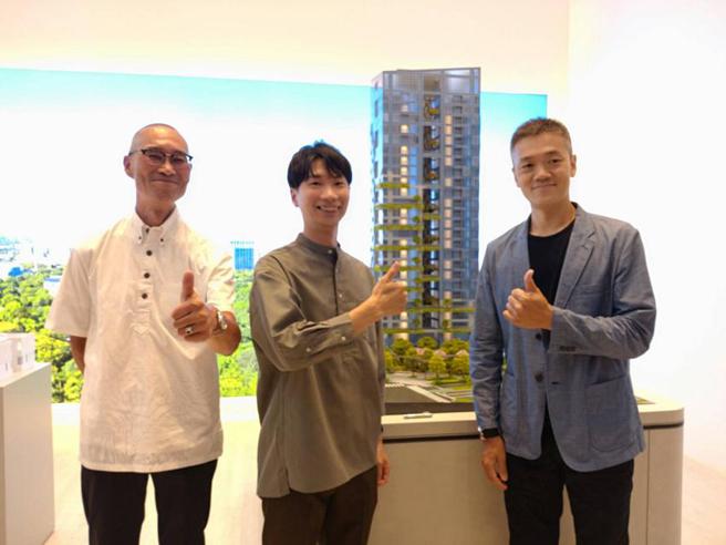 （磐钰总经理张立杰(右)邀日本艺术家官野良太(中)举行光之雕塑分享会！图／曾丽芳）