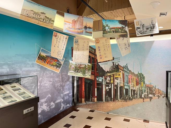 超過百件獨家珍藏郵品透過郵品展覽，邀請大家一同觀賞高雄百年之城市印記。（圖／SOGO百貨高雄店）
