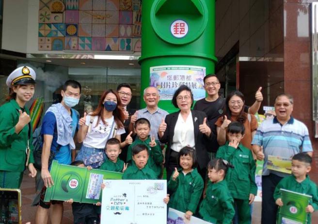 SOGO百貨高雄店一樓廣場將近四米高的超大巨型郵筒。（圖／高雄郵局）