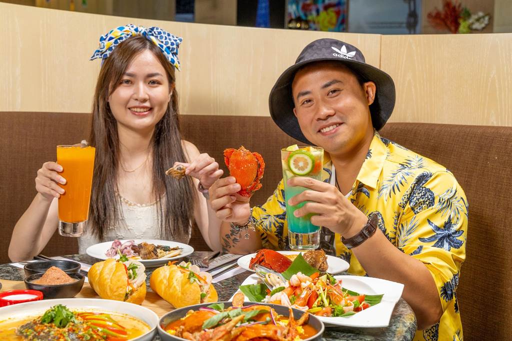田園咖啡廳晚餐推出「東南亞美食節」自助百匯，9月30日前享用自助晚餐，單筆消費滿額，有機會抽中星宇航空機票。（福容大飯店提供）