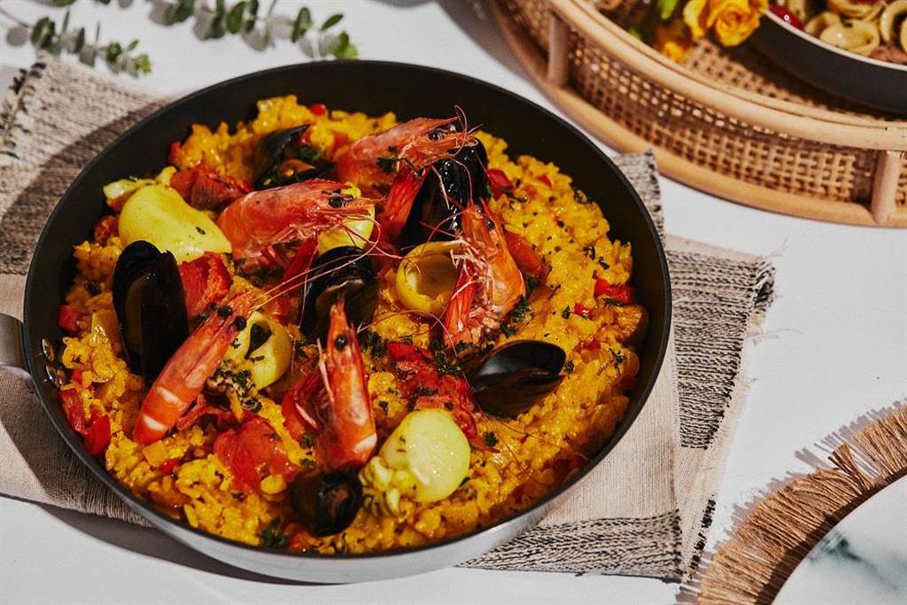 「悅市集全日餐廳」推出適合夏季享用的地中海主題海鮮料理，包括經典名菜「西班牙海鮮燉飯」等好料。（台北新板希爾頓酒店提供）