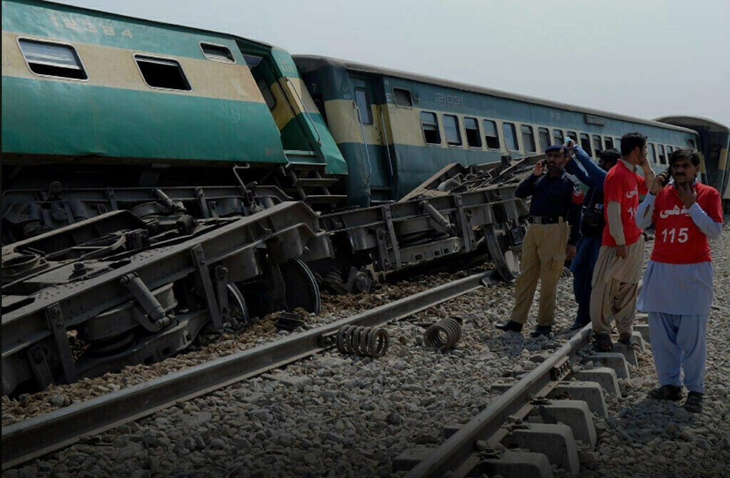 巴基斯坦南部火车出轨。图/Youtube截图(photo:ChinaTimes)