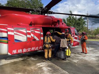 馳援畫面曝光！國搜直升機飛抵發祥村送物資接運洗腎病患