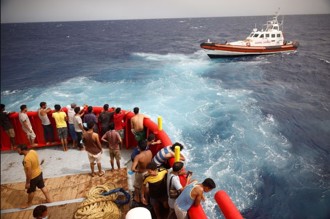 義大利離島外海傳2移民船沈沒 2死57獲救