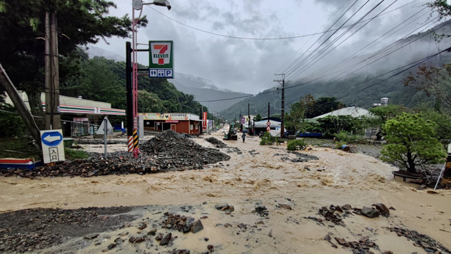 南投縣仁愛鄉南豐村這家加油站位於台14線旁，921地震後4度遭土石流淹沒，堪稱最慘受災戶。（楊靜茹攝）