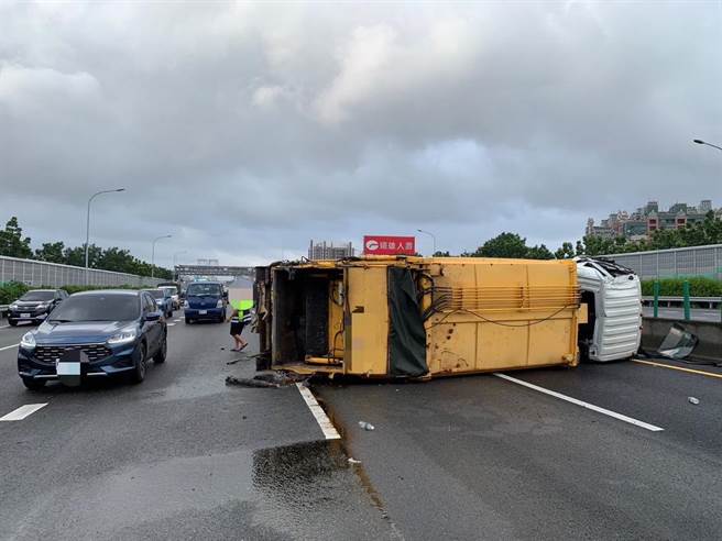 国道1号北向364公里处九如至鼎金系统路段于今（6）日上午6时33分许发生一辆私人环保垃圾车侧翻。（翻摄照片／林瑞益高雄传真）