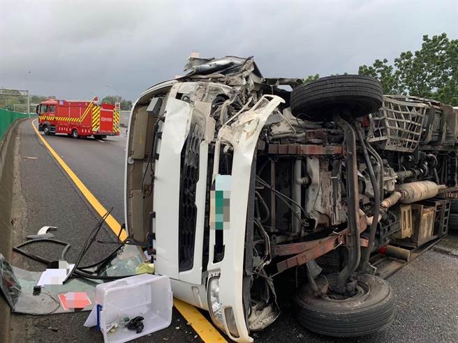 国道1号北向364公里处九如至鼎金系统路段于今（6）日上午6时33分许发生一辆私人环保垃圾车侧翻，消防车到场待命。（翻摄照片／林瑞益高雄传真）