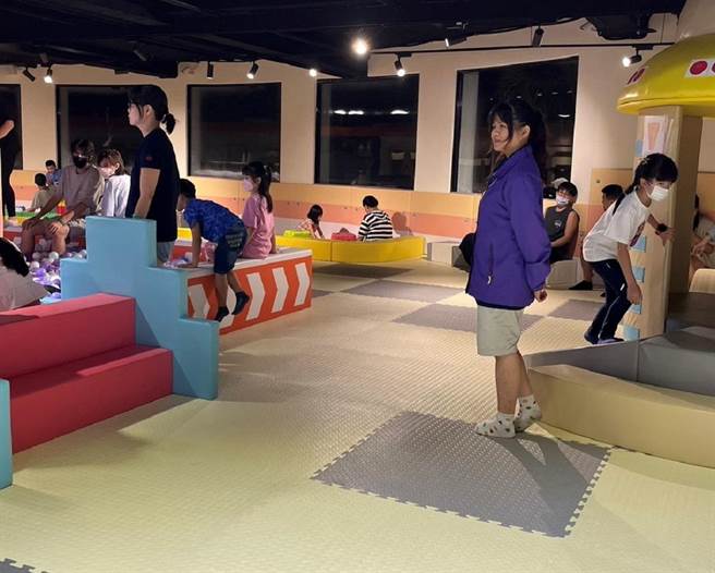 南台科大学生林周颖于趣淘漫旅台南馆游戏室维护民眾游戏安全。（教育部提供／林志成台北传真）