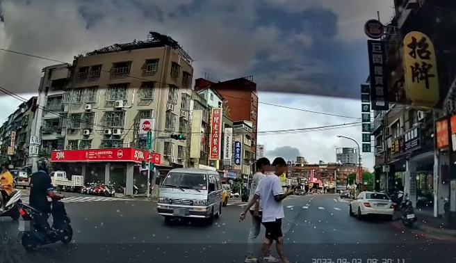 行人闖紅燈過馬路還邊走邊滑手機，引起網友一片撻伐。(翻攝自爆怨2公社)