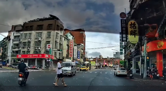 所有車子都在等這兩位闖紅燈行人過馬路。(翻攝自爆怨2公社)