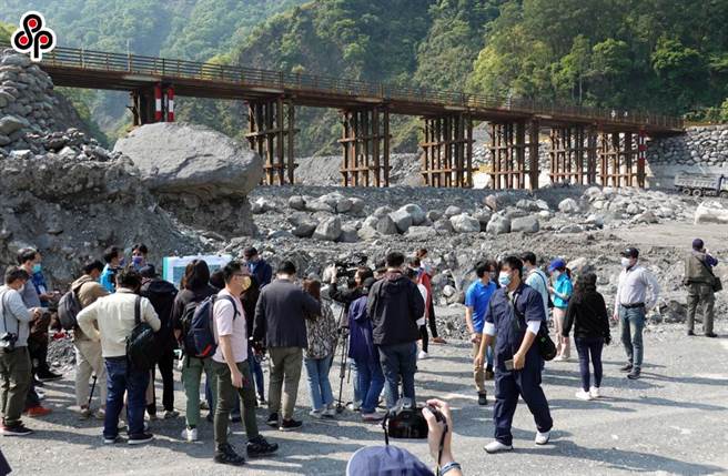 此次颱风导致明霸克露桥钢便桥倾斜，道路封闭。图为去年2022年4月明霸克露桥遭土石流掩埋后，公路总局在先前的涵管便道上游，搭出一座约100公尺的短期钢便桥。（本报资料照片）
