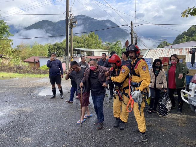 國搜直升機飛抵發祥村送物資接運洗腎病患。(南投縣災害應變中心提供)