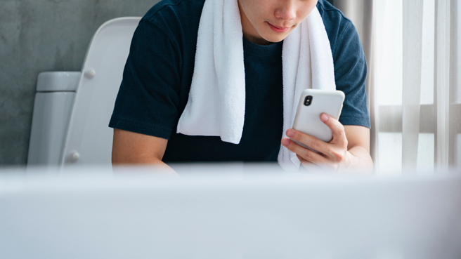 一名男大在厕所偷看A片忘了取消连线，手机画面同步在客厅大电视播放。（图／示意图，达志影像）