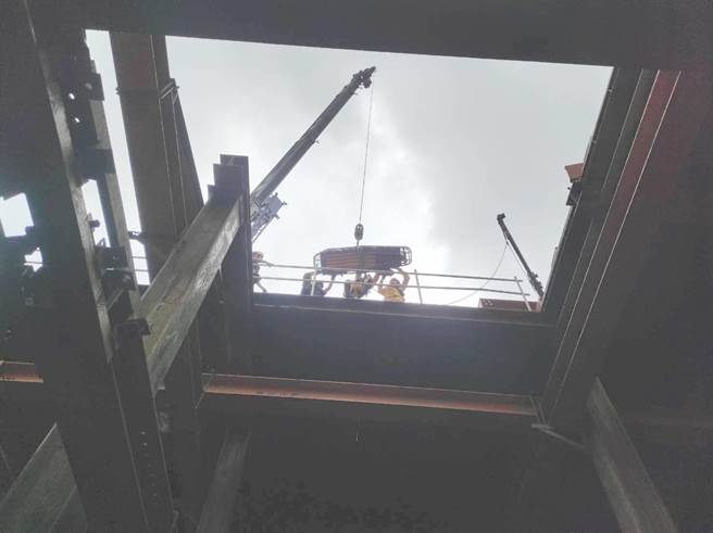 高雄楠梓6日发生工安意外，一名男子从地面层摔落地下3层，消防局人员到场救出伤者。（翻摄照片／林瑞益高雄传真）